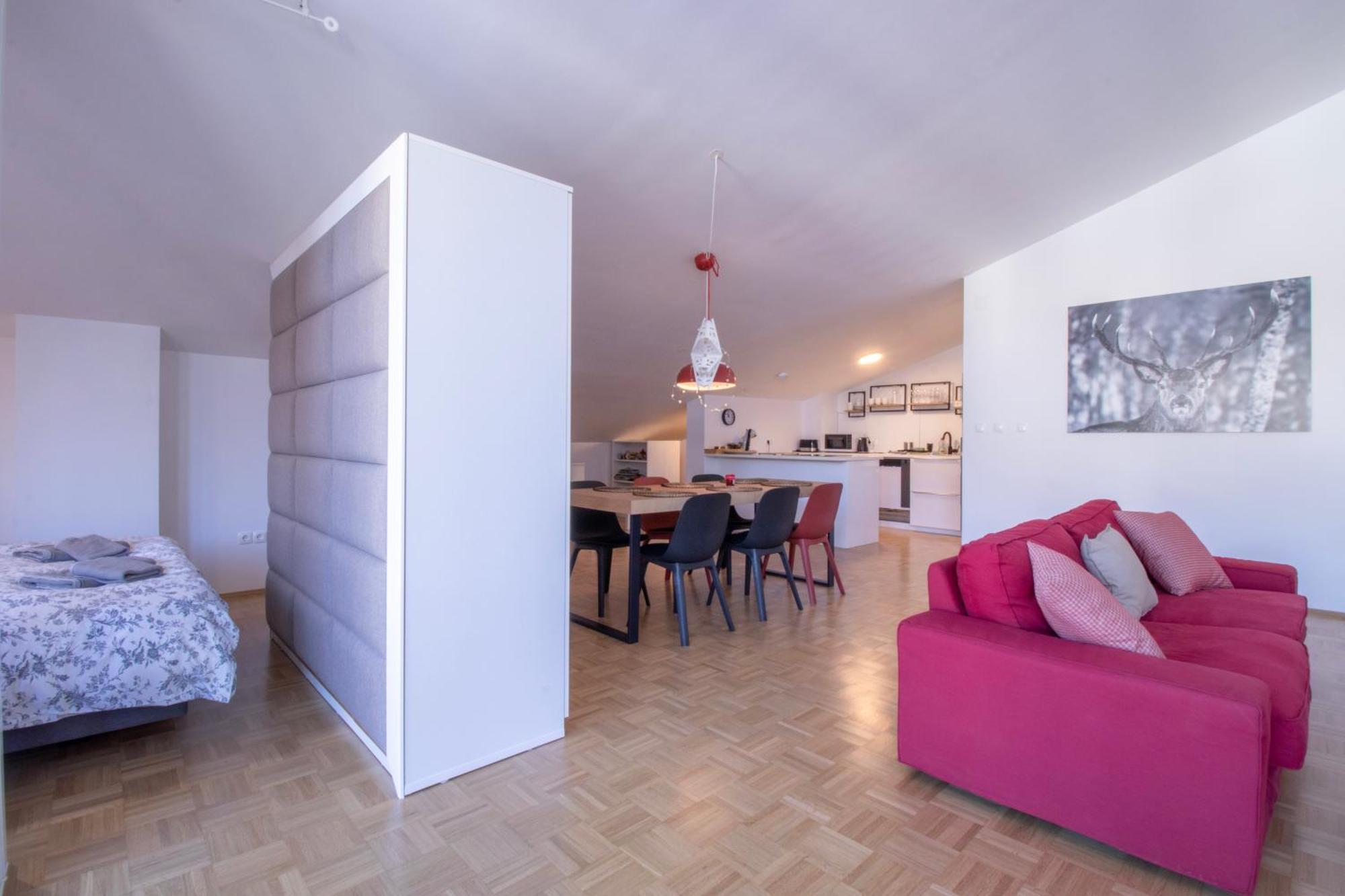 Bright Loft Near Apartment