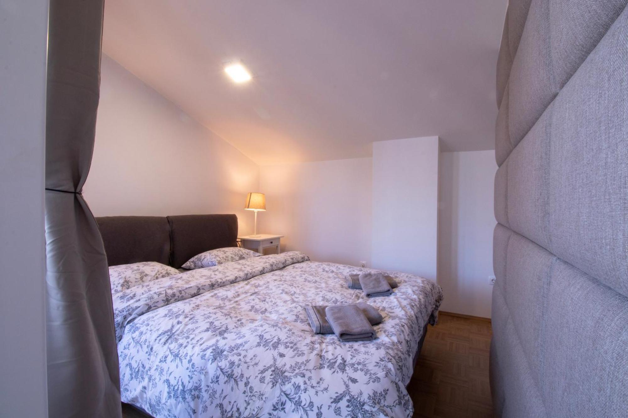 Bright Loft Near Apartment *